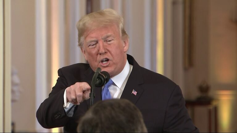 2018年11月7日，美國總統川普在白宮召開記者會，與CNN記者阿科斯塔（Jim Acosta）爆發衝突（AP．美聯社）