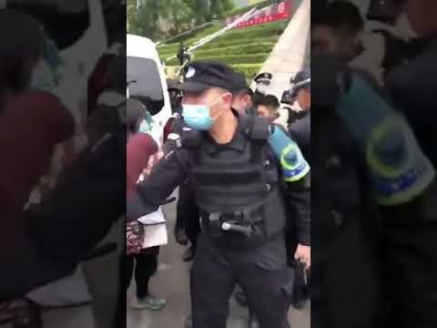 贵阳保利凤凰湾 维权的P民与维稳的狗子挤成一片，真正的凶手却坐在办公室里喝着茶数着钱。