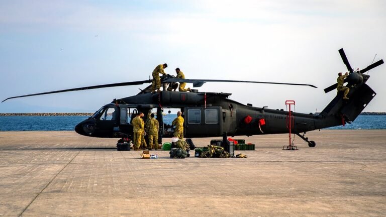 UH-60黑鹰直升机演习结束后折叠，返回驻地