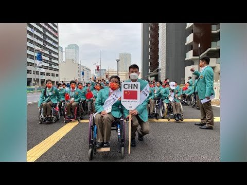 中國殘奧代表團從駐地出發!淡綠色西裝十分搶眼開幕式第98個出場