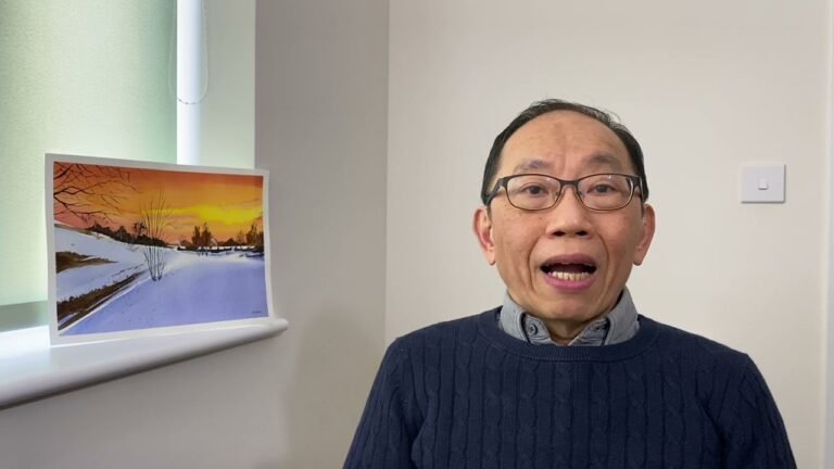 20220218長者瞓病牀露天等候見者流淚。介紹英國NHS中文單張，清楚講明家居隔離何時求助