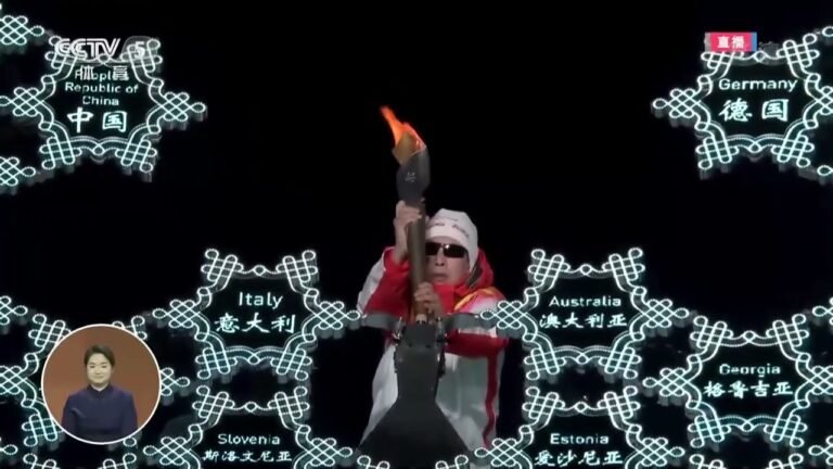 【盲人點燃冬殘奧主火炬， 全場響起掌聲！】此刻，一起轉發！為運動員們加油！網友：他雖然看不到光，卻為我們點亮了夜空！#全場觀眾為盲人火炬手找火炬臺加油#