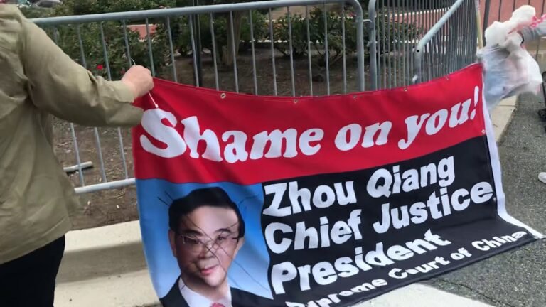 7月2日美国籍访民蔡秀玲在大使馆抗议司法腐败