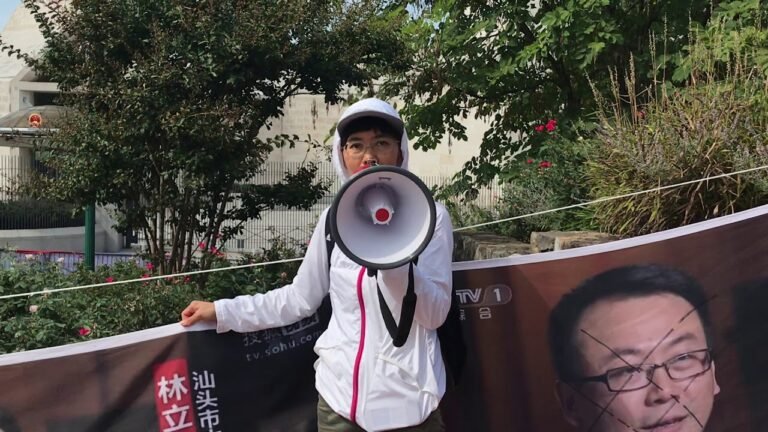 8月22日美籍华人蔡秀玲女士顶着38度高温抗议在华盛顿中国大使馆门前