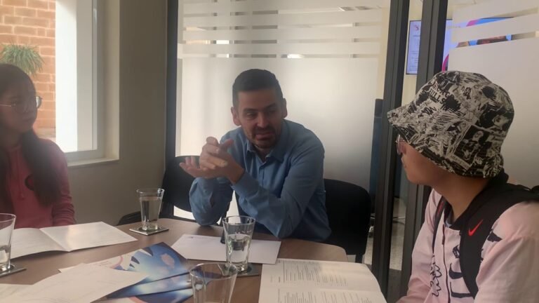 马耳他大学国际招生主管MARIO在向丁老师和学生们介绍课程详情