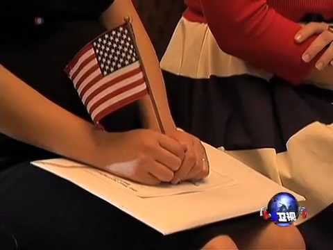 美国人庆祝独立日之际 新公民在财长引领下宣誓入籍