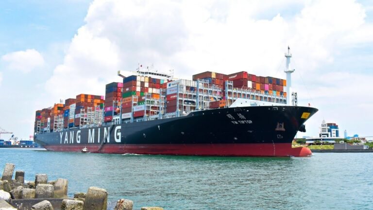 陽明海運 (YANG MING Marine Transport Corp.) 旗下12726TEU 賴比瑞亞籍全貨船《YM TIP TOP揚明輪》三訪高雄港 (出港)