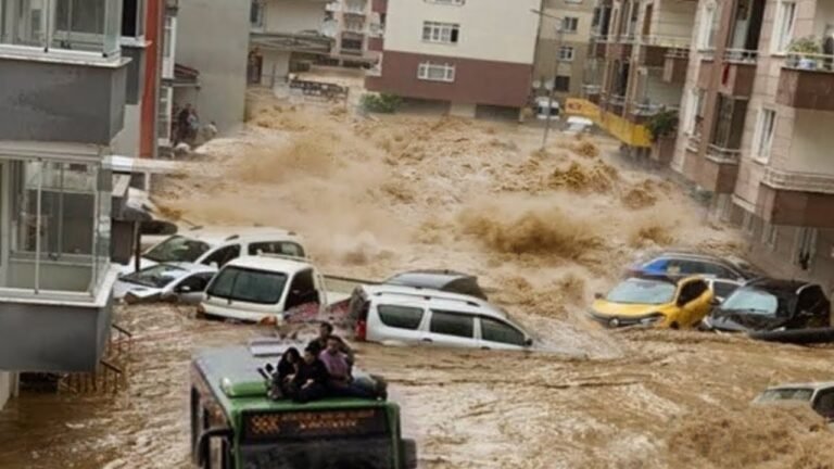 The sun is disappearing in India! flash flood hits pune after rainstorm