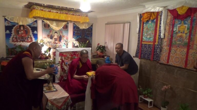 20170521084606嘎日仁波切到达驻地