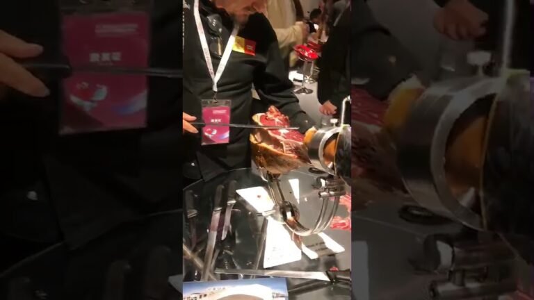 青田 侨博会西班牙御用火腿大师在为海派国际现场表演切火腿
