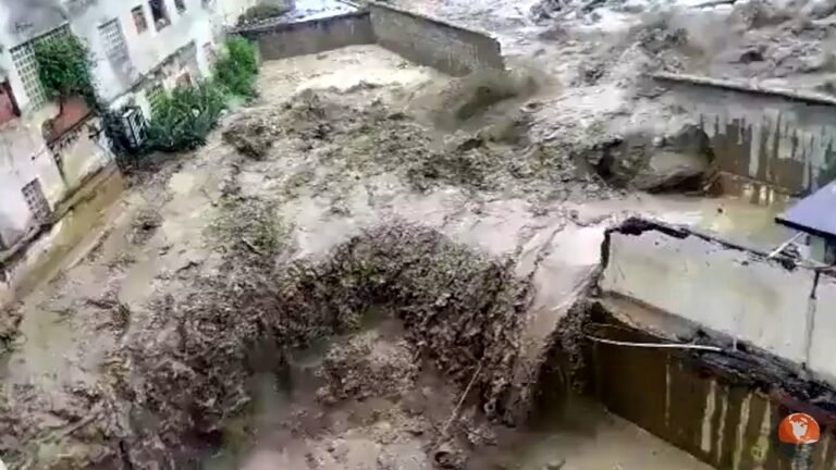 Incredibly scary footage of horribly destructive flooding in La Guaira! Venezuela